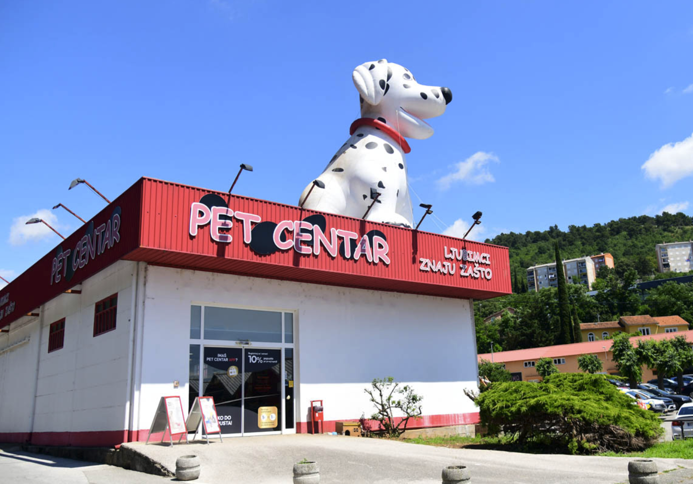 giant-mascot-that-brings-customers-in-70ef5f20.png